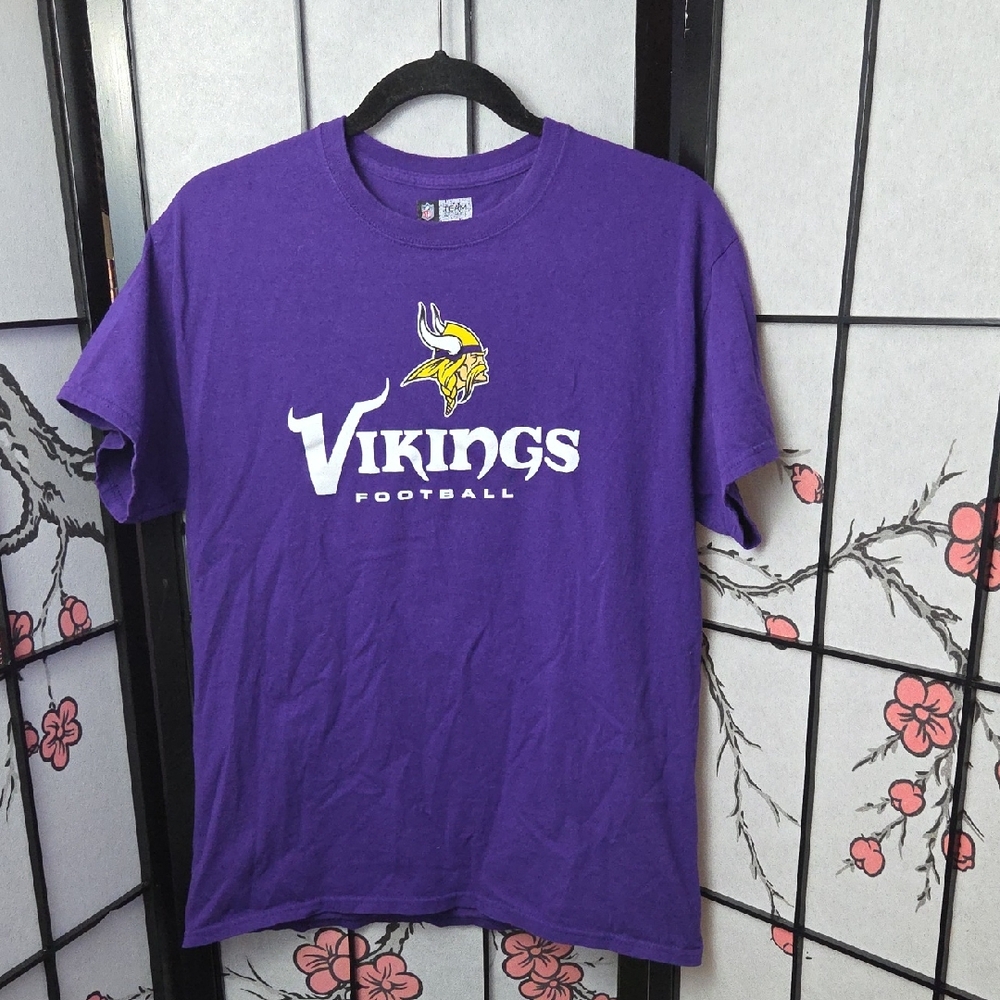 NFL Purple Vikings Football T-Shirt Size Medium